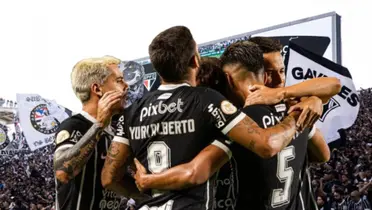 Elenco do Corinthians comemora gol