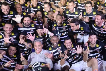 Jogadores comemoram conquista do Brasileirão 2015