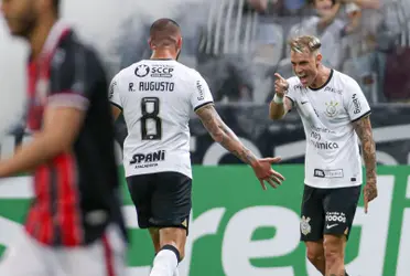 Jogadores do Corinthians comemoram durante partida