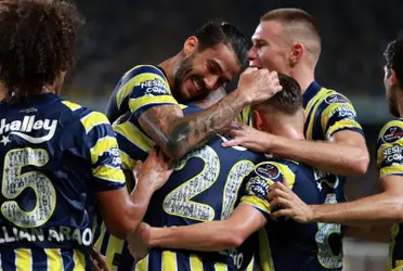 Jogadores do Fenerbahçe comemoram