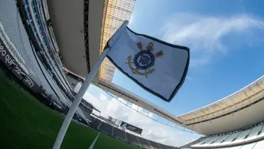 Bendeira com o escudo do Corinthians. Foto: Instagram