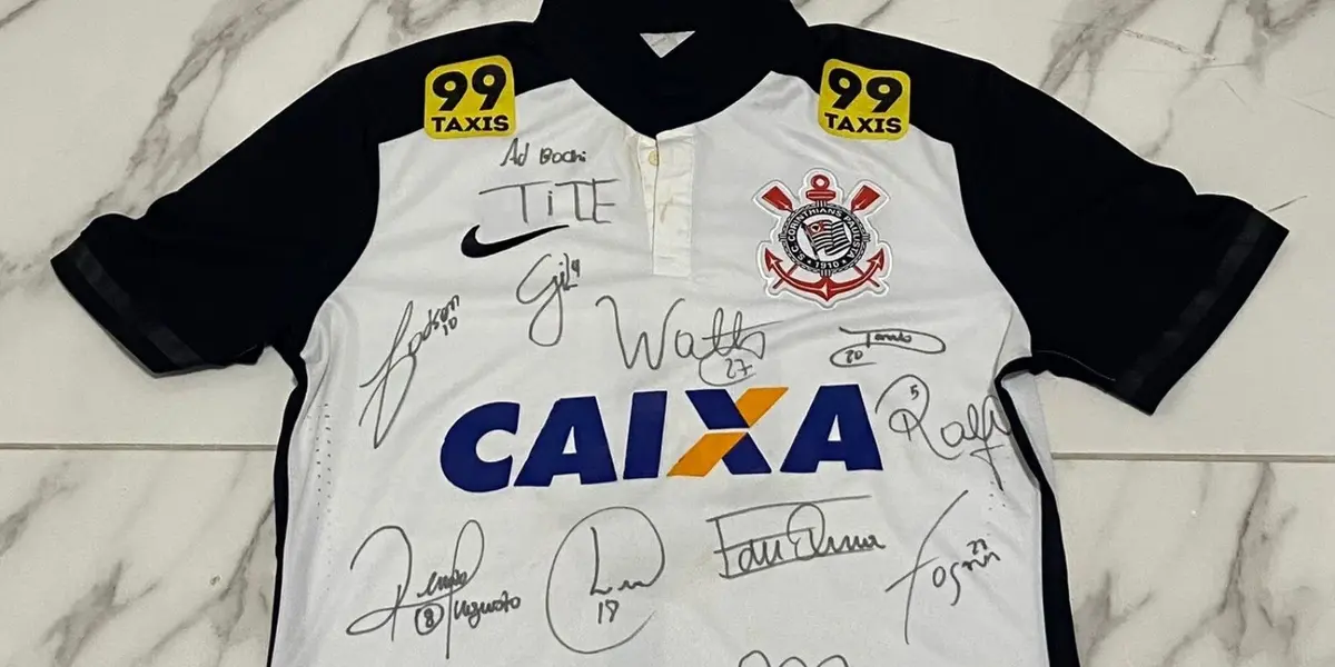 Camisa dos campeões brasileiros de 2015 tem mais de 15 autógrafos