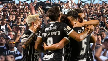 Craques do Timão com torcida ao fundo