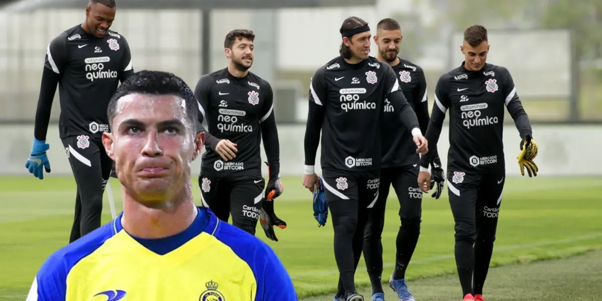 Cristiano Ronaldo com goleiros do Timão ao fundo