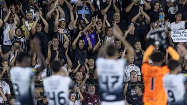 Equipe do Corinthians aplaudindo a torcida. Foto: Instagram