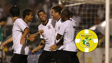 Equipe do Corinthians de 2009 e ao lado o escudo do Brasiliense FC