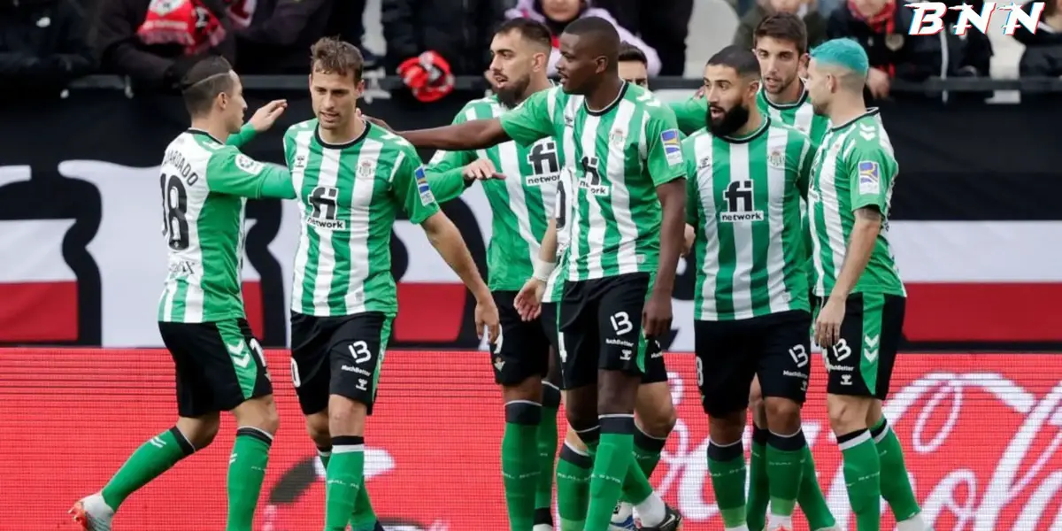 Jogadores do Betis se cumprimentam