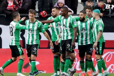 Jogadores do Betis se cumprimentam