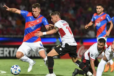 Jogadores do Cerro em disputa