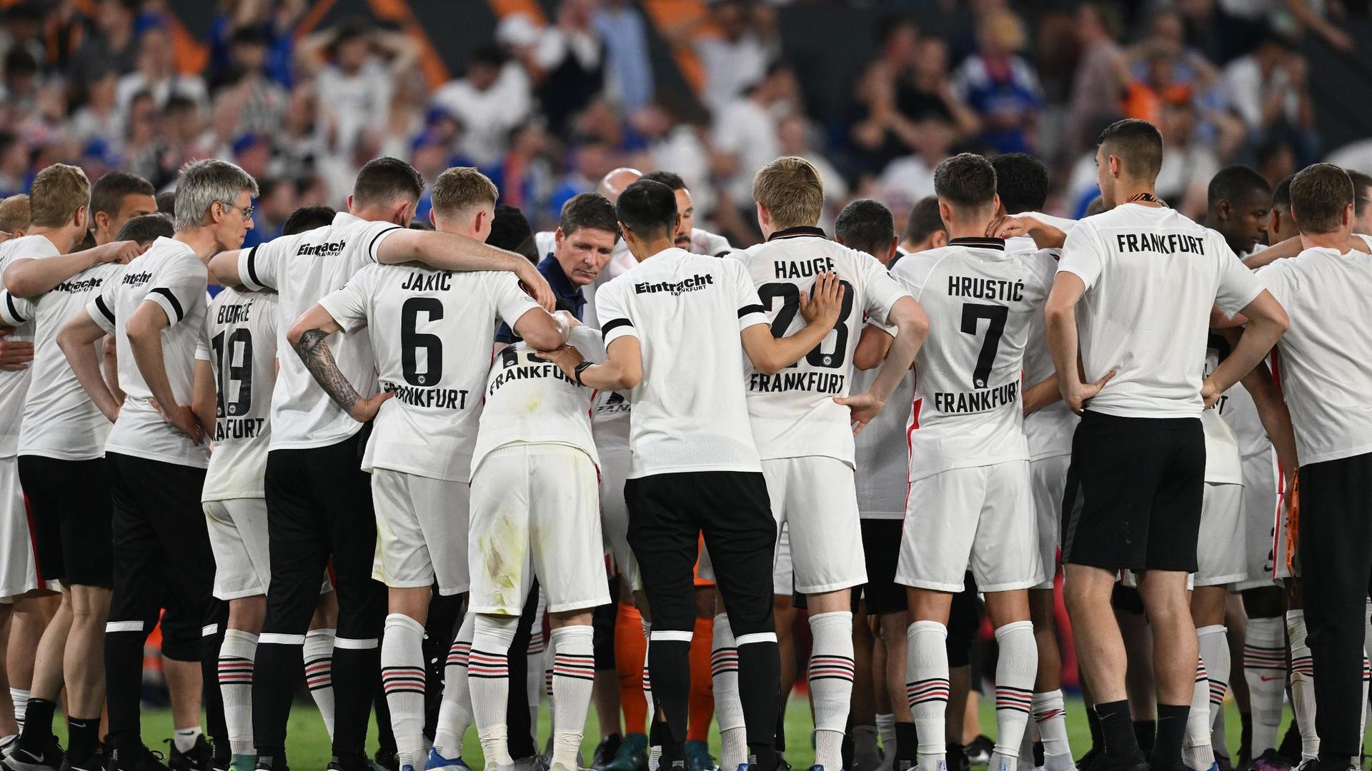 Jogadores do Eintracht Frankfurt concentrados antes de decisão