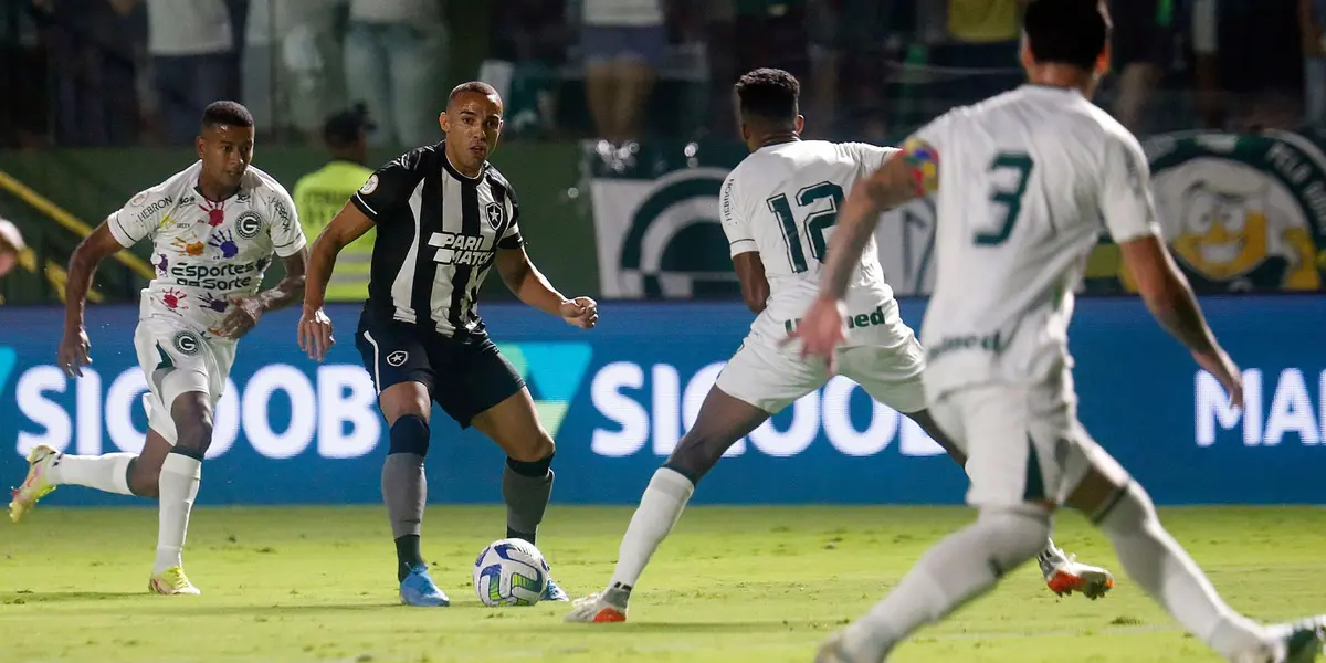 Jogadores do Goiás durante duelo contra Botafogo