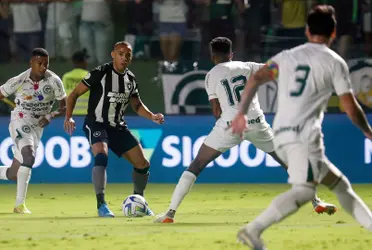 Jogadores do Goiás durante duelo contra Botafogo