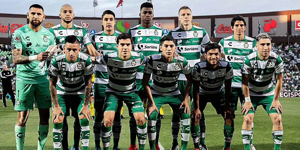 Jogadores do Santos Laguna perfilados