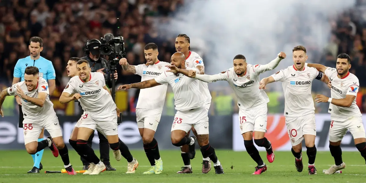 Jogadores do Sevilha comemoram mais uma Liga Europa