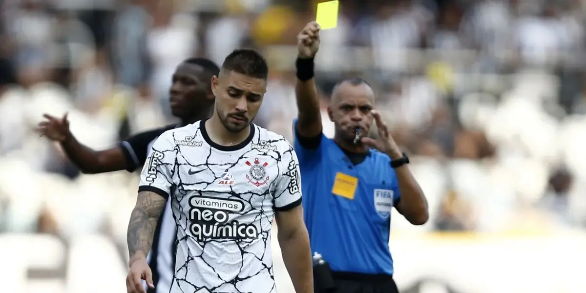 Lateral teve oportunidades, mas foi praticamente esquecido pelas péssimas atuações