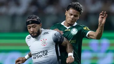 Mamphis Depay disputando a bola com Richar Rios. Foto: Instagram