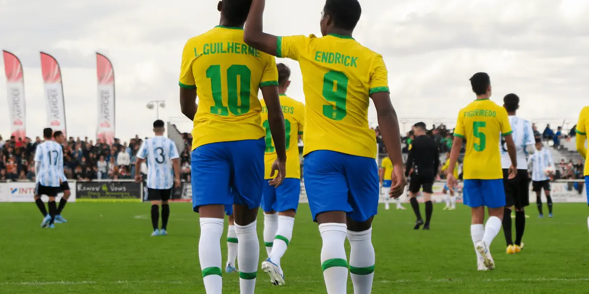 Menino do Corinthians tem números melhores do que a considerada promessa do futebol mundial
