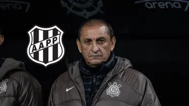 Ramón Diaz, técnico do Corinthians e ao lado o escudo da Ponte Preta