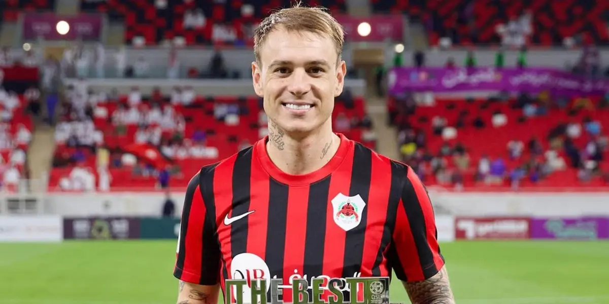 Roger Guedes recebendo o prêmio de 'Craque da Partida'. Foto: Instagram